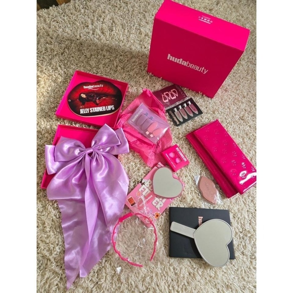 Huda Beauty bundle / PR-style set with box and multiple accessories. - Picture 7 of 8